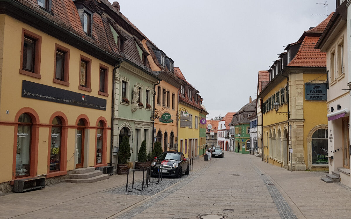 Das ist die Hauptstraße in Volkach im Jahr 2021 Das ist die Hauptstraße in Volkach im Jahr 2021
